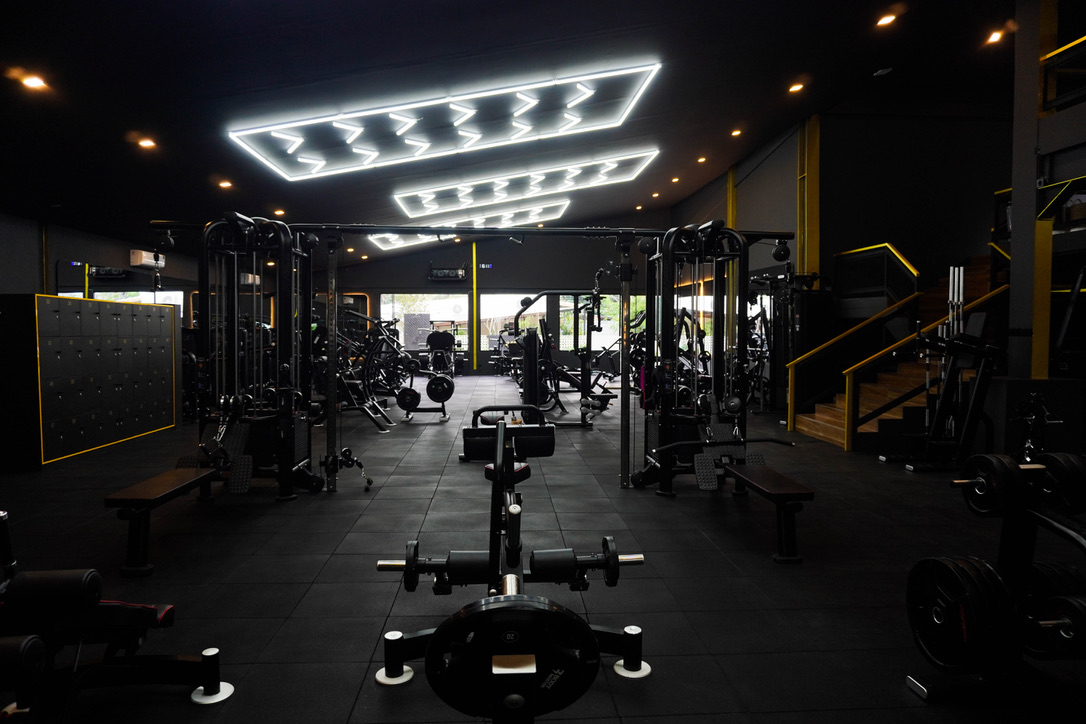 Bodybuilder training in VIP Gym Lombok under dramatic lighting